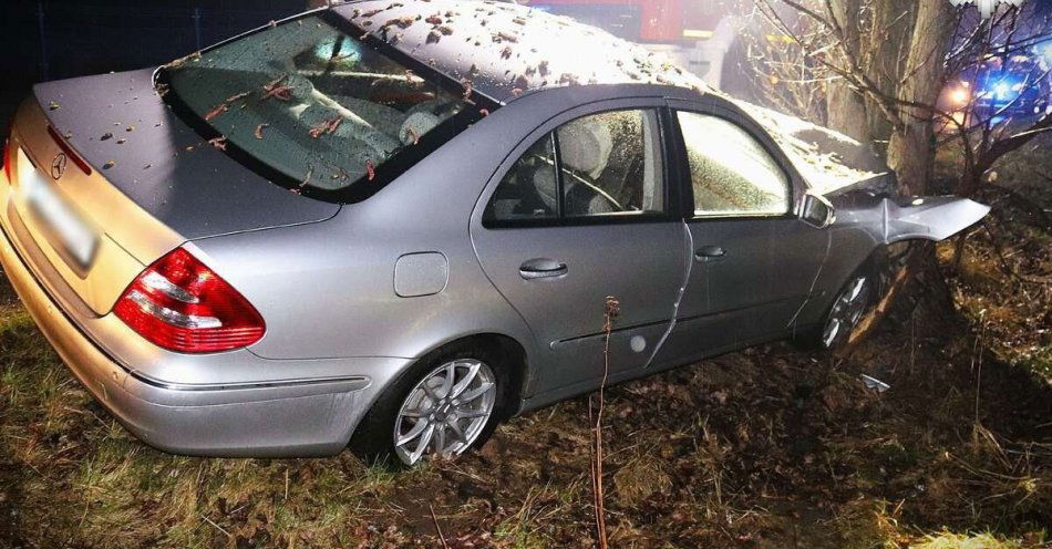 zdjęcie: Nietrzeźwy kierowca mercedesa rozbił auto o drzewo / fot. KPP w Kłobucku