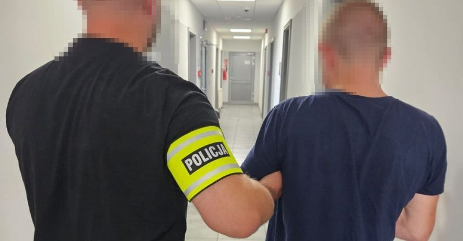 zdjęcie: Kryminalni zatrzymali podpalacza, który spalił magazyn z panelami fotowoltaicznymi – mężczyzna został tymczasowo aresztowany na okres 3 miesięcy / fot. KPP w Wejherowie