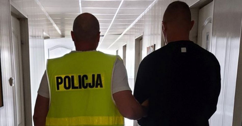 zdjęcie: Sprawca kradzieży paliwa w rękach policjantów / fot. KPP w Łowiczu