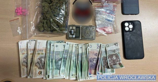 Policjanci zatrzymali taksówkarza, który rozwoził nie tylko pasażerów…
