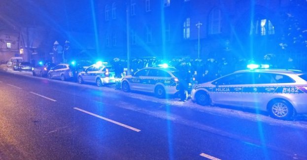 Policjanci, strażacy i funkcjonariusze Służby Więziennej powiatu dzierżoniowskiego oddali hołd dla poległych policjantów