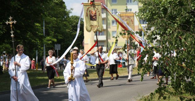 Procesja Bożego Ciała na ulicach osiedla Strzemięcin