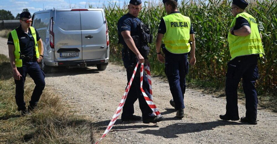 zdjęcie: W dwóch miejscach znaleziono części obiektów przypominające drony / fot. PAP