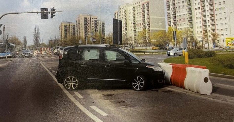 zdjęcie: Uderzył w znaki drogowe. Miał 2,3 promila alkoholu / fot. KMP w Legnicy