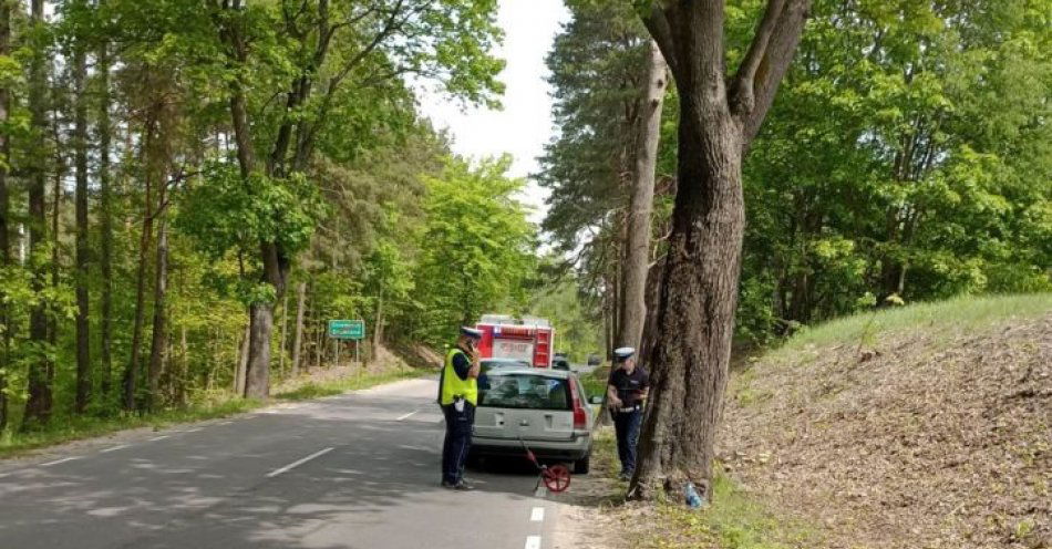 zdjęcie: Policjanci pracowali na miejscu wypadku. / fot. KPP w Kościerzynie