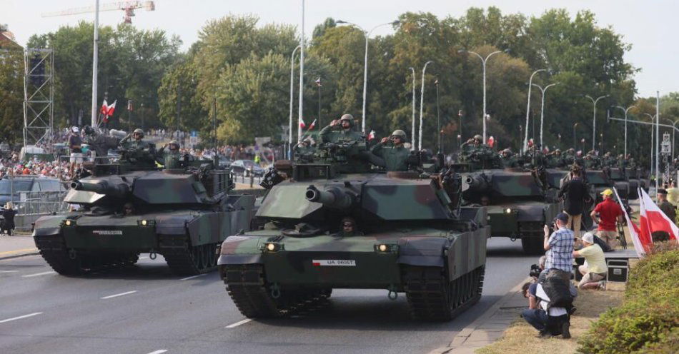 zdjęcie: Defilada wojskowa w Warszawie i parada morska w Helu głównymi punktami obchodów Święta Wojska Polskiego / fot. PAP