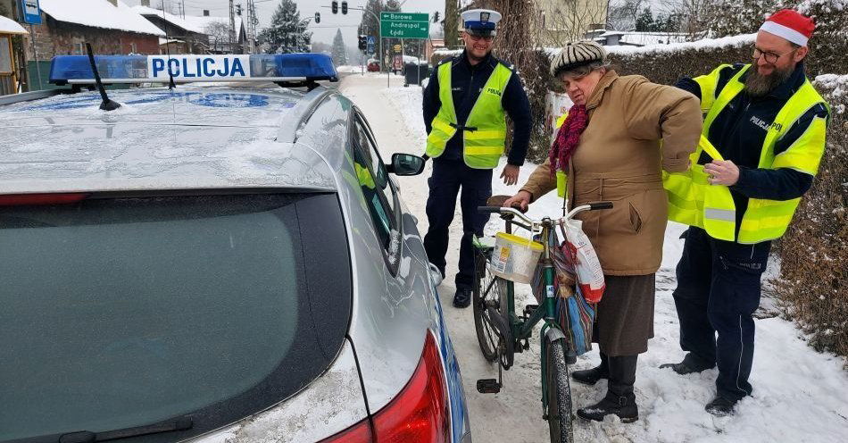 zdjęcie: ,Odblaskowe Mikołajki z koluszkowskimi policjantami / fot. KPP łódzkiego wschodniego