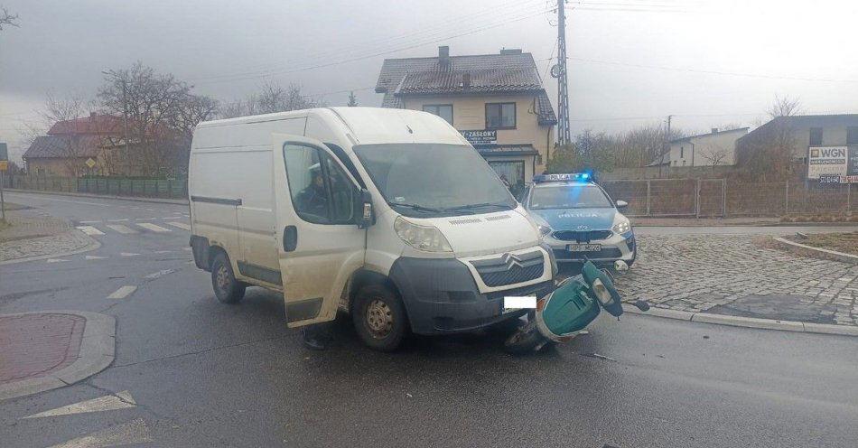 zdjęcie: Wypadek na rondzie w Siemkowicach – cyklista trafił do szpitala / fot. KPP w Pajęcznie