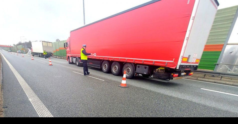 zdjęcie: Utrudnienia na drodze S-8 w Rawie Mazowieckiej / fot. KPP w Rawie Mazowieckiej