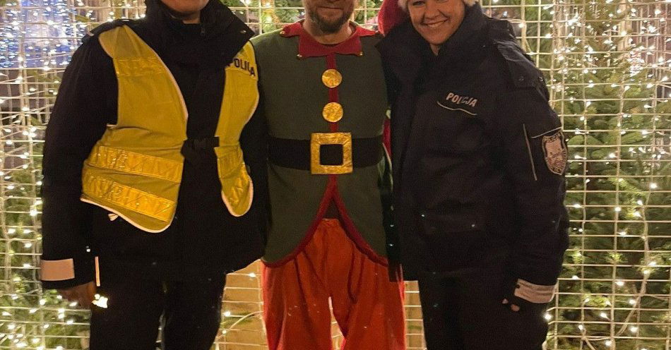 zdjęcie: Mikołaj w radiowozie uczy bezpieczeństwa dzieci / fot. KPP Sępólno Krajeńskie