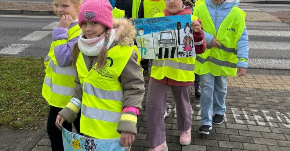 zdjęcie: Odblaskowy marsz uczniów z jedynki w Oświęcimiu / fot. KMP w Oświęcimiu
