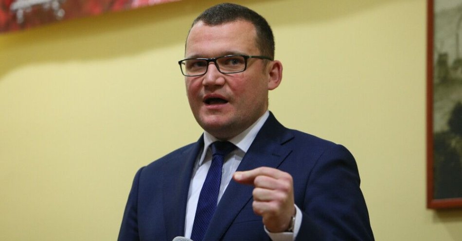 zdjęcie: Szefernaker: do Sejmu trafi prezydencki projekt realizujący „Polski Safe 0 proc.” / Sulęcin, 28.11.2025. Szef Gabinetu Prezydenta RP Paweł Szefernaker podczas spotkania otwartego z mieszkańcami w Sulęcinie, 28 bm. (aldg) PAP/Lech Muszyński
