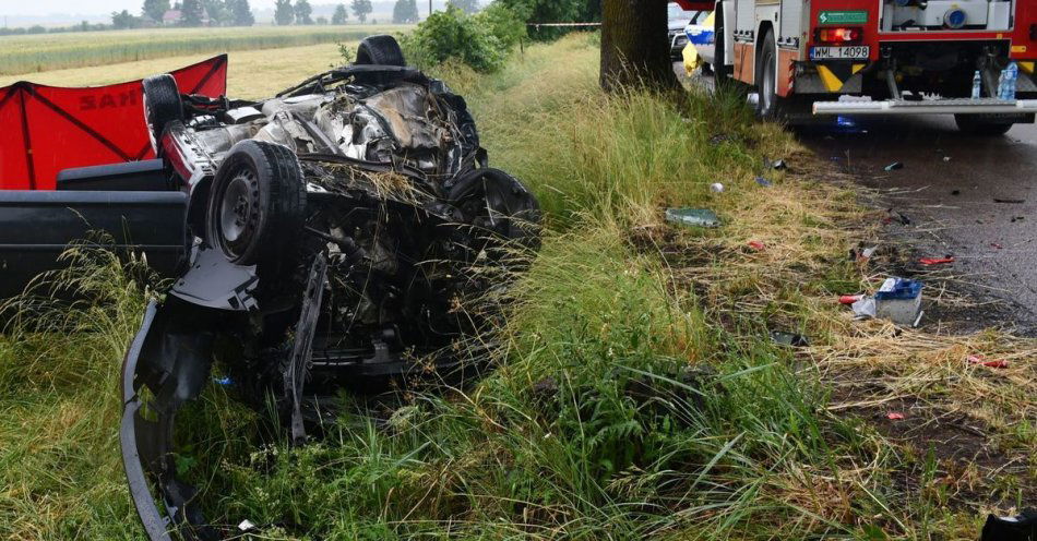 zdjęcie: Tragiczny wypadek na drodze relacji Turza Wielka – Rumoka, jeden z podróżujących zginął, drugi trafił do aresztu / fot. KPP w Mławie