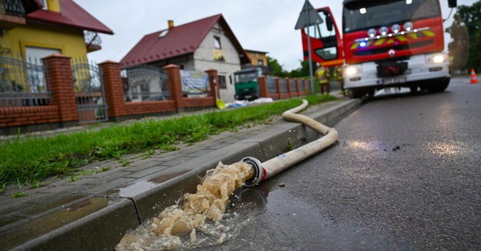 zdjęcie: Pierwsze utrudnienia po intensywnych opadach w woj. śląskim / fot. PAP