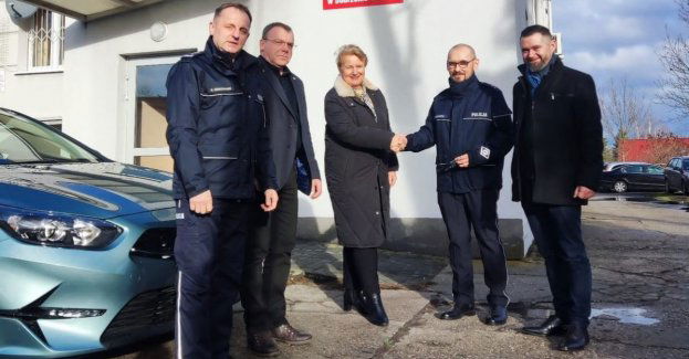 Przekazanie nowego, nieoznakowanego radiowozu