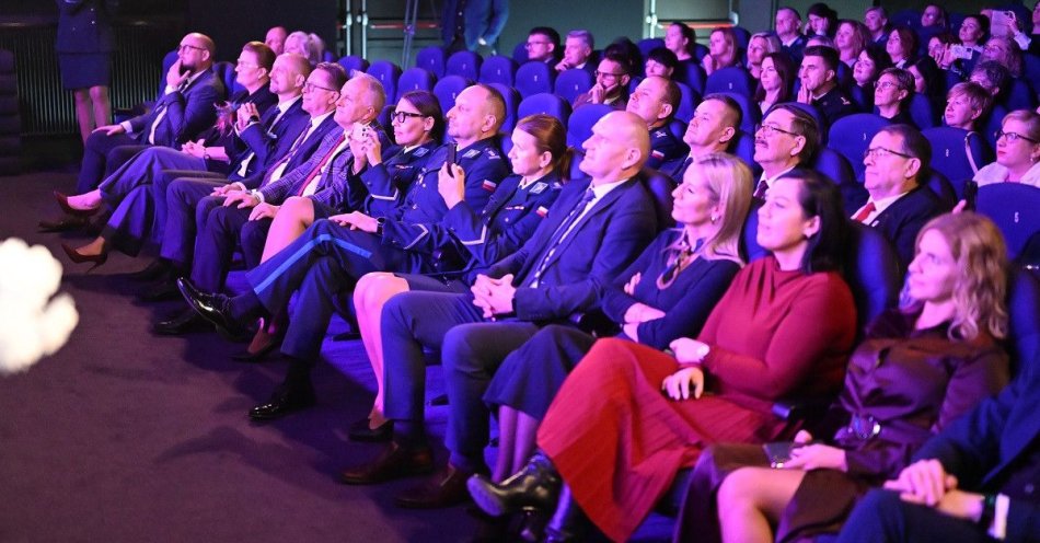 zdjęcie: Policjanci uhonorowali kobiety koncertem w Sępólnie Krajeńskim / fot. KPP Sępólno Krajeńskie