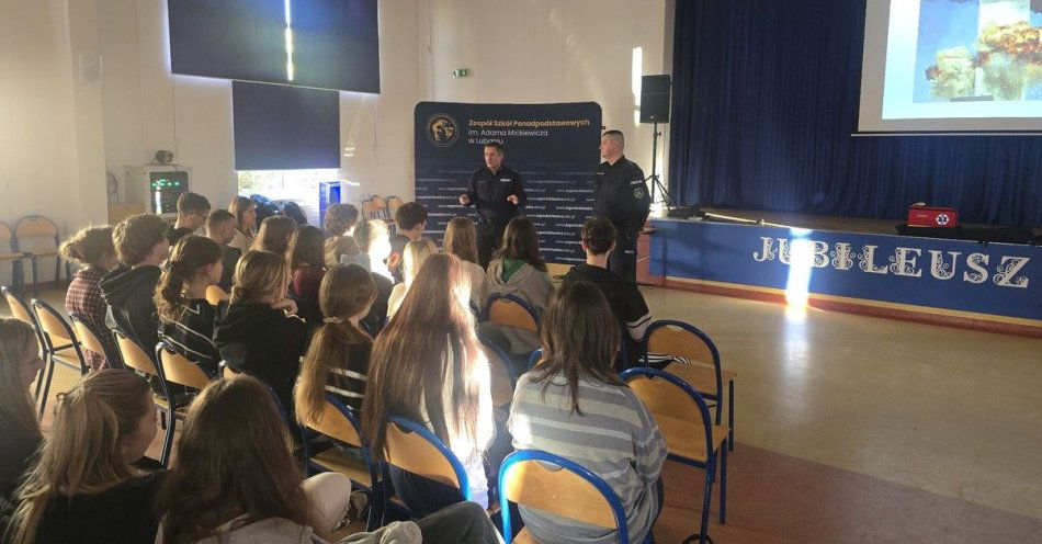 zdjęcie: Policjanci uczą młodzież reagowania na zagrożenie terrorystyczne / fot. KPP w Lubaniu