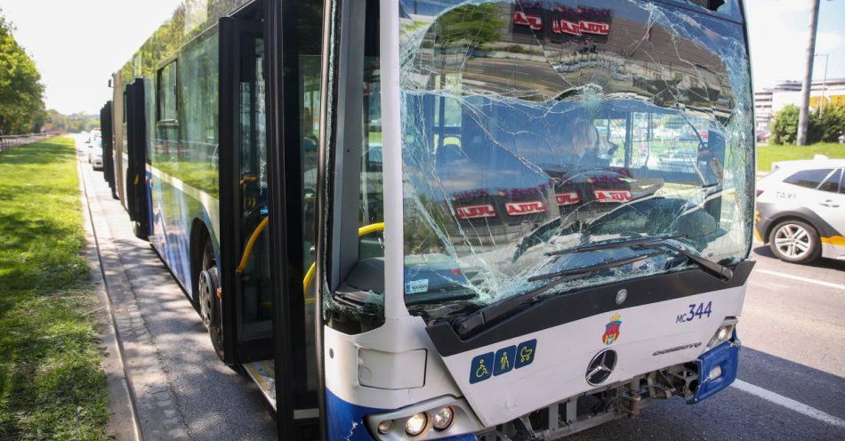zdjęcie: Zderzenie autobusów na al. Bora-Komorowskiego; sześć osób rannych / fot. PAP