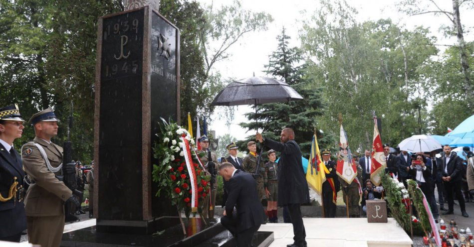 zdjęcie: Przed pomnikiem Gloria Victis w godzinę 