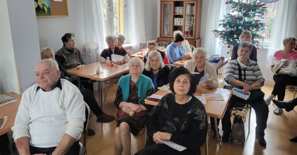 zdjęcie: Mikołajki i edukacja seniorów w akcji Biała Wstążka / fot. KMP w Szczecinie