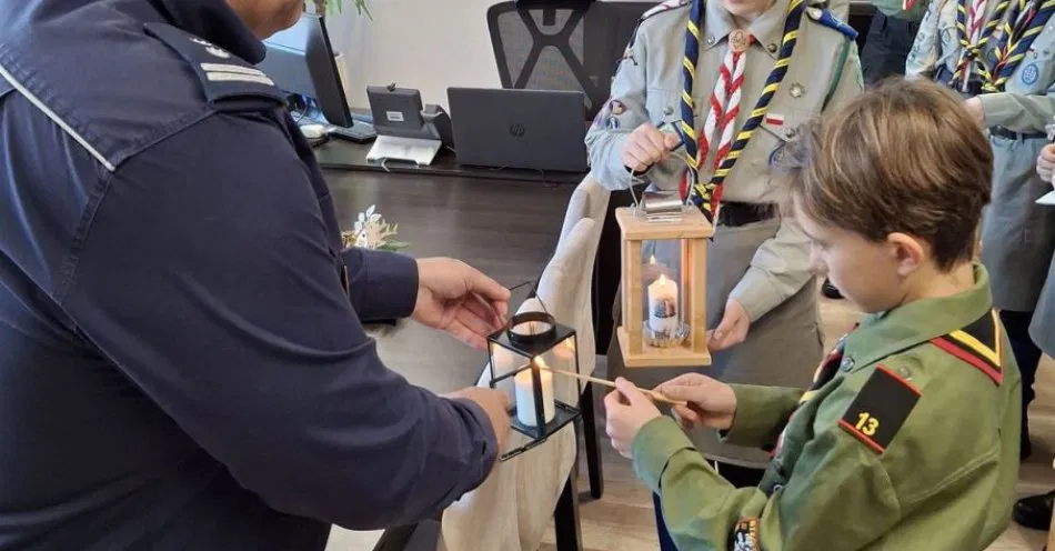 zdjęcie: Harcerze przekazali Betlejemskie Światło Pokoju policji w Biłgoraju / fot. KPP Biłgoraj