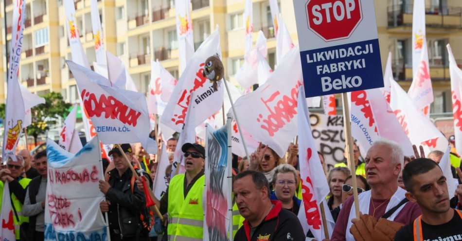 zdjęcie: Pikieta związkowców przeciwko zwolnieniom po decyzji BEKO / fot. PAP