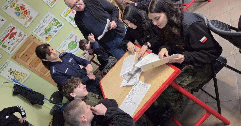 zdjęcie: Uczniowie wcielili się w śledczych badających Katyń / fot. KPP w Białogardzie