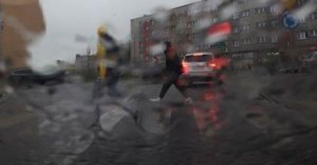 Kierowcy ostrożniej na drodze! Opady deszczu zmniejszają widoczność i wydłużają drogę hamowania