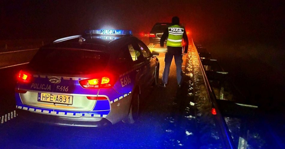 zdjęcie: W aucie zabrakło paliwa... W trudnej chwili kierowcy pomogli policjanci / fot. KPP Świebodzin