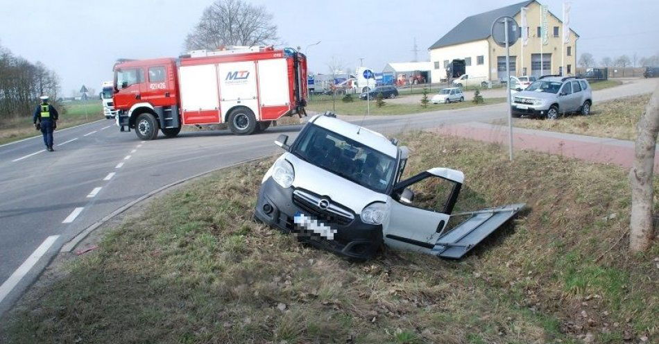 zdjęcie: Policjanci pracowali przy zderzeniu osobowego z samochodem ciężarowym. Dwie osoby zostały poszkodowane. / fot. KPP w Człuchowie