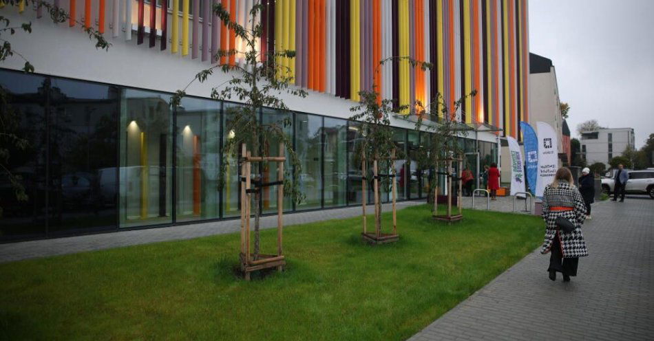 zdjęcie: Kraków: centrum kulturalno-społeczne Ośrodek Ruczaj wybudowany za ponad 55 mln zł - otwarty / Kraków, 11.10.2025. Otwarta przy ul. Przyzby w Krakowie, 11 bm. nowa siedziba Centrum Kultury Podgórza - Ośrodka Ruczaj. Stanowi go nowoczesny budynek o powierzchni użytkowej około 4700 m2 przeznaczony  do działalności kulturalnej, edukacyjnej i rekreacyjnej dla wszystkich grup wiekowych. Na czterech naziemych  kondygnacjach oraz dwóch podziemnych znajdują się przyposobione sale plastyczne, muzyczne, taneczne, sportowe, językowe oraz techniczne. Znajduje się też wielofunkcyjna sala widowiskowa z