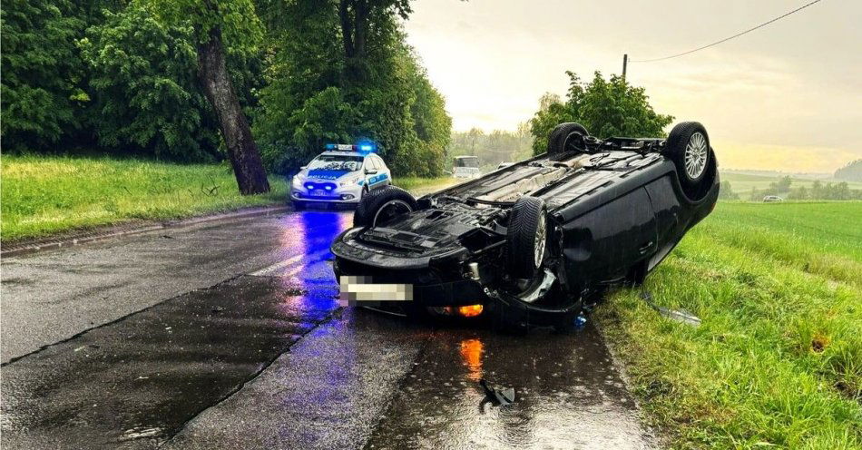 zdjęcie: Policjanci pracowali na miejscu wypadku w Szumlesiu Królewskim / fot. KPP w Kościerzynie