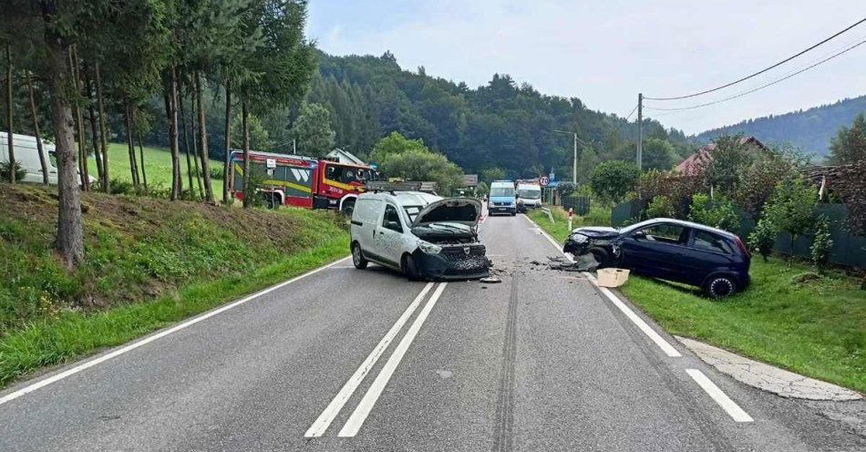 zdjęcie: Czołówka dwóch osobówek w Borowej / fot. KMP w Tarnowie