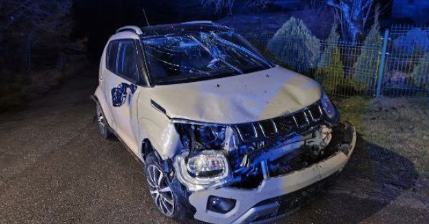 Kobieta z 3 promilami dachowała po uderzeniu w płot