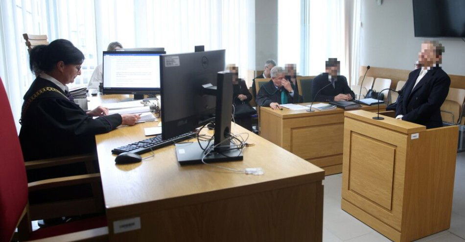 zdjęcie: Była wiceprezydent Krakowa i urzędnicy przed sądem w sprawie m.in. nadużycia uprawnień / Kraków, 02.04.2026. Sędzia Małgorzata Tyndel (L) i oskarżona Elżbieta K. (P) na sali rozpraw Sądu Rejonowego dla Krakowa-Śródmieścia w Krakowie, 2 bm. Rozpoczyna się proces byłej wiceprezydent Krakowa Elżbiety K. i czterech byłych urzędników miejskich. Zarzuty dotyczą m.in. przekroczenia uprawnień, ujawniania informacji i przekupstwa. (jm) PAP/Łukasz Gągulski
 *** UWAGA!!! ZAKAZ PUBLIKACJI WIZERUNKU I DANYCH OSOBOWYCH OSKARŻONYCH! ***