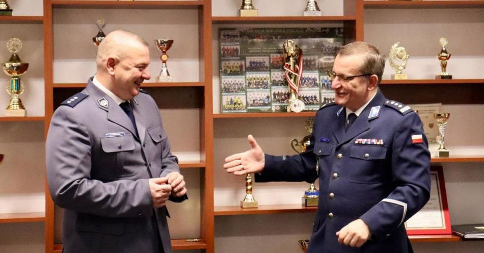 zdjęcie: Komisarz Tomasz Halikowski, komendant Komisariatu Policji w Otmuchowie, po ponad 25 latach służby pożegnał się z mundurem i odszedł na emeryturę. / fot. KPP Nysa