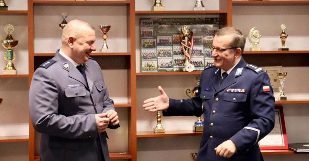 Komisarz Tomasz Halikowski, komendant Komisariatu Policji w Otmuchowie, po ponad 25 latach służby pożegnał się z mundurem i odszedł na emeryturę.