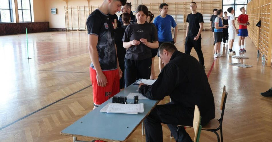 zdjęcie: Kolbuszowa: uczniowie mundurowi zaliczyli test sprawności do Policji / fot. KPP w Kolbuszowej