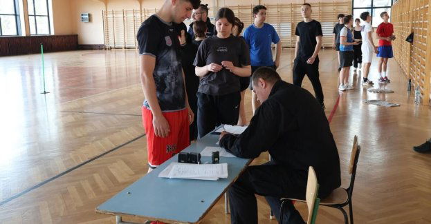 Kolbuszowa: uczniowie mundurowi zaliczyli test sprawności do Policji