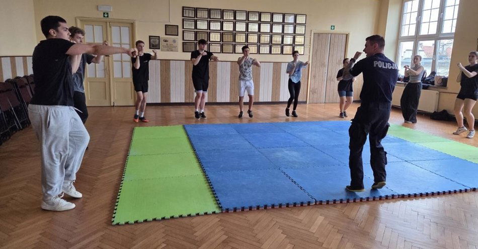 zdjęcie: Dzielnicowi szkolili maturzystów klasy mundurowej w Gubinie / fot. KPP Krosno Odrzańskie
