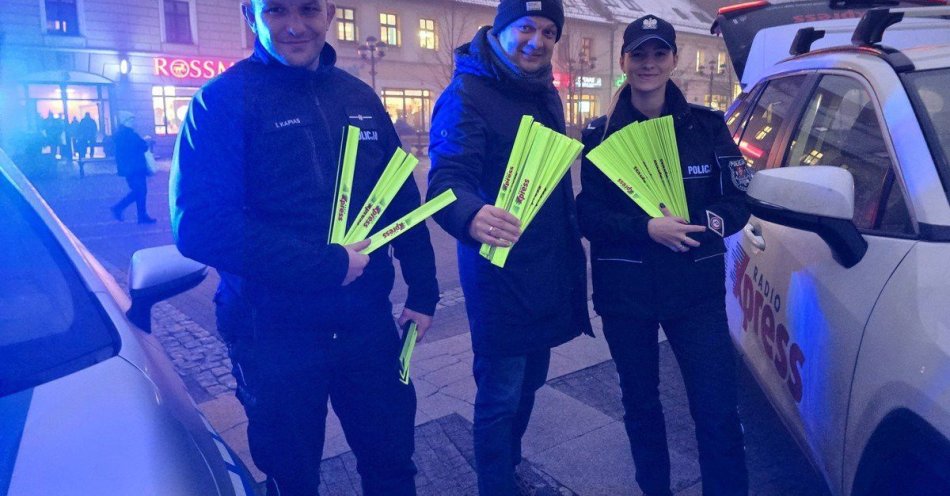 zdjęcie: Świeć przykładem z Radiem Express Setki opasek rozdane / fot. KPP w Mikołowie