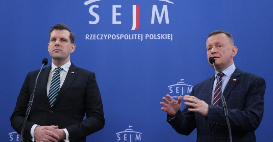 zdjęcie: Politycy PiS domagają się przyjęcia prezydenckiej propozycji „polskiego SAFE 0 proc.” / Warszawa, 16.03.2026. Przewodniczący KP PiS Mariusz Błaszczak (P) i europoseł PiS Tobiasz Bocheński (L) podczas konferencji prasowej w Sejmie, 16 bm. (aldg) PAP/Paweł Supernak