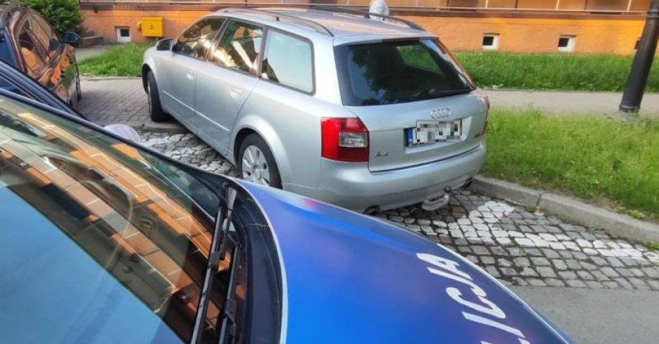zdjęcie: Kierowco - parkując samochód pamiętaj o przepisach i szanuj innych użytkowników dróg / fot. KPP w Zgorzelcu