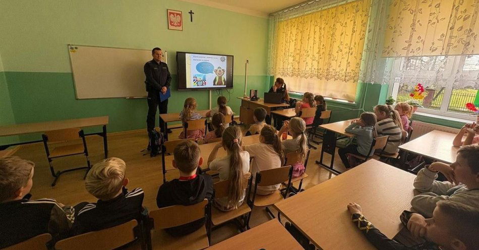 zdjęcie: Policjanci uczą dzieci zasad bezpieczeństwa w Bielinach / fot. KPP w Nisku fot.: Szkoła Podstawowa w Bielinach
