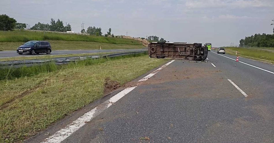 zdjęcie: Wypadek busa na autostradzie A4, ranne cztery osoby / fot. KMP w Tarnowie