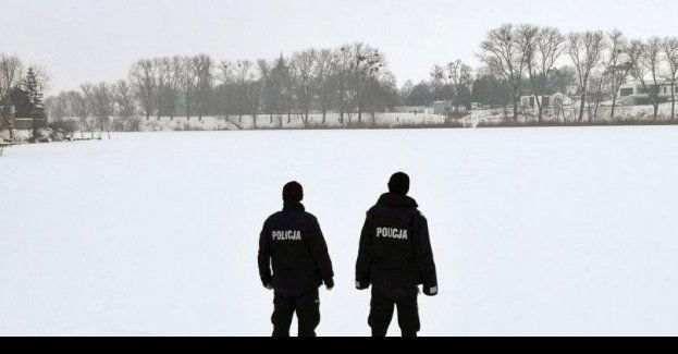 Jeżeli zobaczymy kogoś, kto wpadł pod lód, koniecznie zadzwońmy po pomoc!