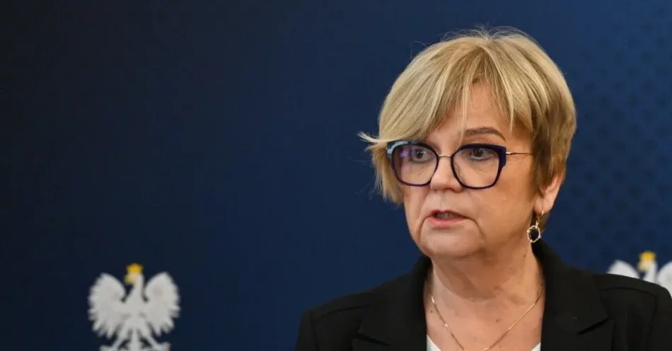 zdjęcie: Wojewoda podkarpacka: jeden z poszkodowanych w wypadku na Węgrzech opuścił rzeszowski szpital / Rzeszów, 17.08.2026. Wojewoda podkarpacka Teresa Kubas-Hul podczas konferencji prasowej w siedzibie Urzędu Wojewódzkiego w Rzeszowie, 17 bm. Pracownicy urzędu uczcili minutą ciszy pamięć ofiar wypadku polskiego autokaru na Węgrzech. Do wypadku autokaru, którym wracała z Bośni i Hercegowiny pielgrzymka z Podkarpacia, doszło 16 bm. na autostradzie M3. W wyniku wypadku zginęło 12 pasażerów, dziesięcioro kolejnych jest w stanie bardzo ciężkim i przebywa w szpitalach na Węgrzech. (jm) PAP/Darek Delma