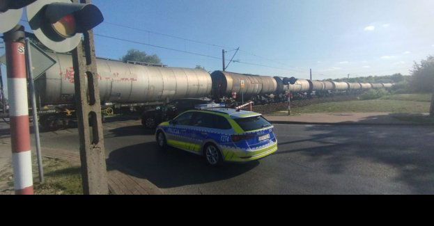 Niebezpieczna sytuacja na przejeżdzie kolejowym w Płocku przestrogą dla kierowców