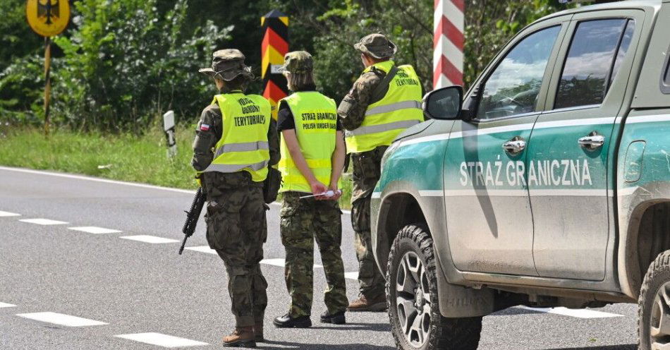 zdjęcie: Lubuskie i Dolny Śląsk: 775 tys. osób skontrolowanych na granicy z Niemcami / Rosówek, 29.07.2025. Służby prowadzą kontrole na przejściu granicznym z Niemcami w Rosówku, 29 bm. (ad) PAP/Marcin Bielecki