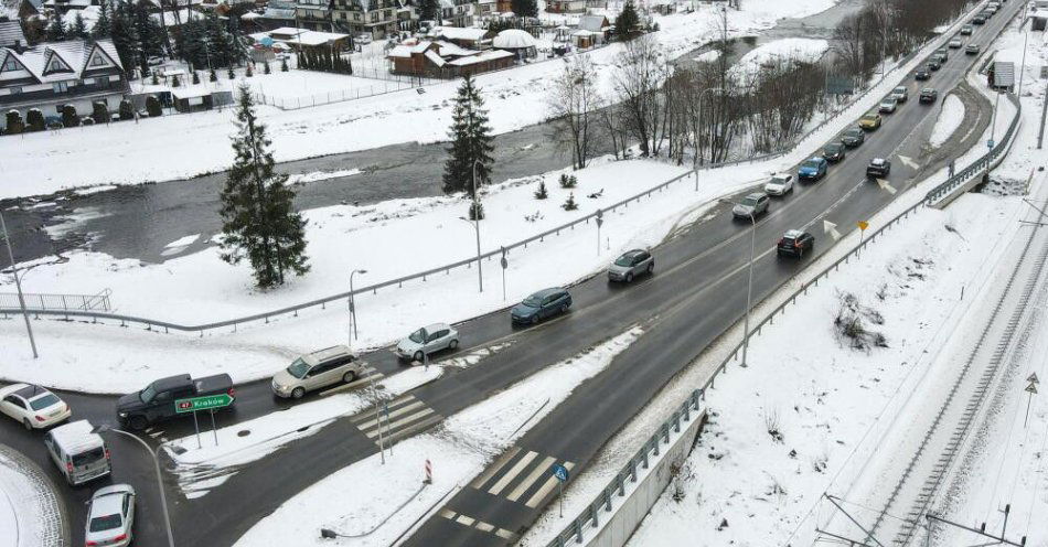 zdjęcie: Sylwestrowicze ruszyli spod Tatr – duże korki na Zakopiance i DK49 / Poronin, 28.12.2025. Wzmożony ruch samochodowy na Zakopiance w rejonie Poronina, 28 bm. Trwa okres świąteczno-noworoczny. Część turystów opuszcza Podhale, kolejni przyjeżdżają by powitać Nowy Rok w górach. (gm/zkoc) PAP/Grzegorz Momot